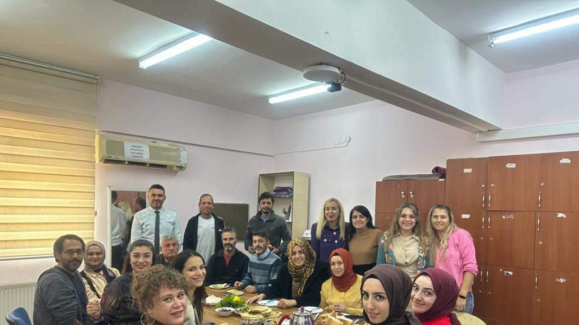 24 Kasım Öğretmenler Günümüzü Sayın Muhtarımız Mehmet AKBAŞ ve Öğrencilerimizle birlikte kutladık.